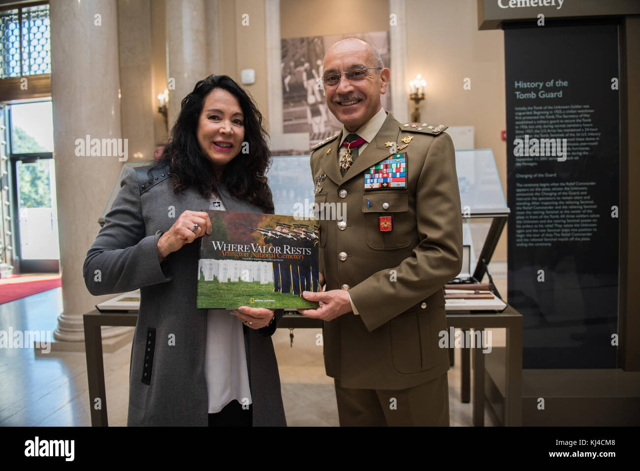 Il capo del personale dell'Esercito Italiano, Lt. Gen. Danilo Errico, partecipa a un esercito tutti gli onori Wreath-Laying cerimonia presso la tomba del Milite Ignoto presso il Cimitero Nazionale di Arlington (37796190801) Foto Stock