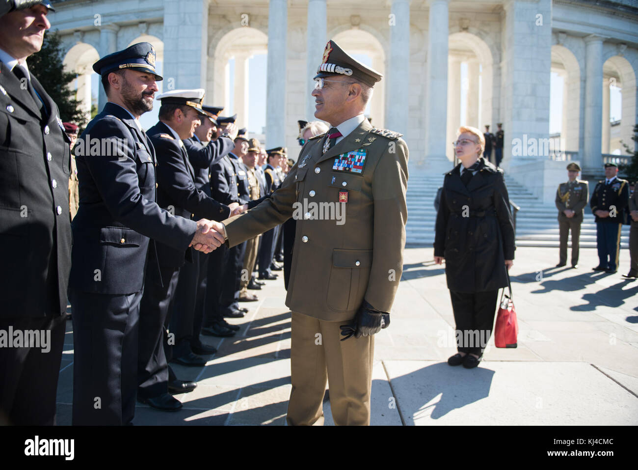 Il capo del personale dell'Esercito Italiano, Lt. Gen. Danilo Errico, partecipa a un esercito tutti gli onori Wreath-Laying cerimonia presso la tomba del Milite Ignoto presso il Cimitero Nazionale di Arlington (37796115241) Foto Stock