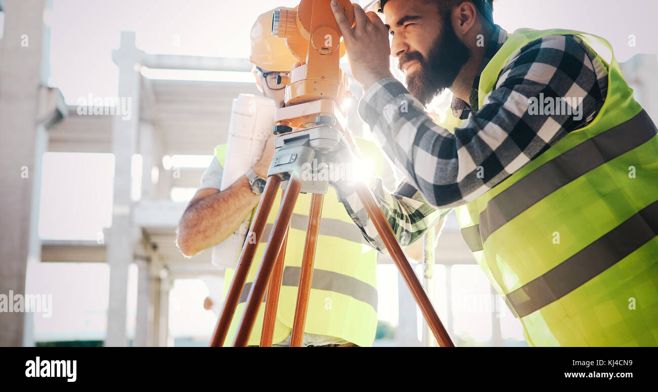 Foto di costruzione ingegnere di lavoro sul sito di costruzione Foto Stock