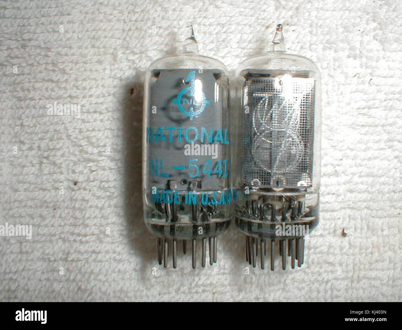 I tubi Nixie NL5441 sono dispositivi elettronici utilizzati per visualizzare numeri e caratteri in un formato luminoso a tubo. Noti per la loro estetica retrò, questi tubi furono comunemente usati negli orologi e nelle calcolatrici durante il XX secolo. Foto Stock