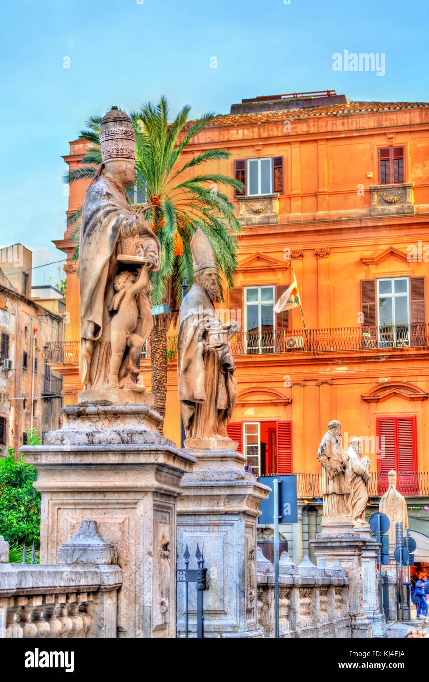 Statue di santi nei pressi della cattedrale di Palermo, Italia Foto Stock