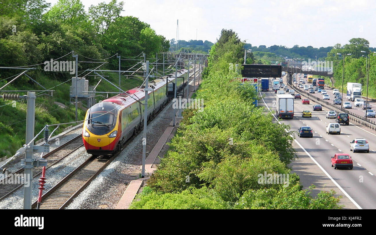 WCML si riferisce alla West Coast Main Line, una delle principali ferrovie del Regno Unito, mentre M15 è il modello o la serie di una locomotiva o di un equipaggiamento specifico utilizzato su quella linea, entrambi significativi nella storia dei trasporti britannici. Foto Stock