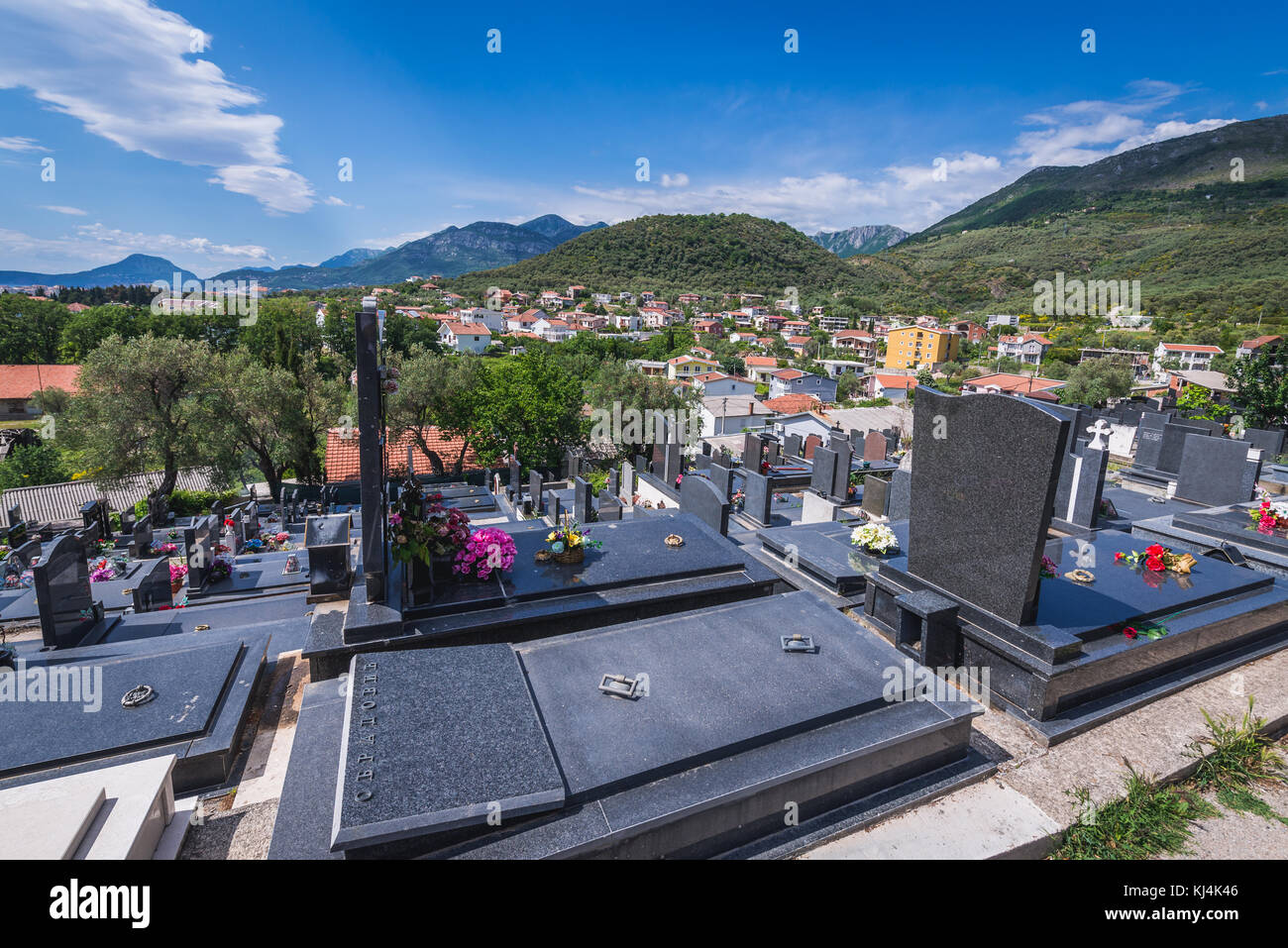 Cimitero di Gvozden Brijeg nella città di Celuga, sobborghi di Bar città costiera nel Montenegro meridionale Foto Stock