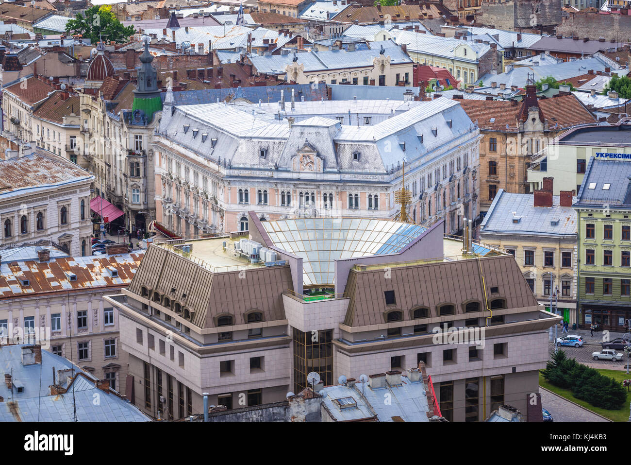 Vista aerea dalla torre del Municipio con l'edificio UniCredit Bank e l'Hotel George sulla città vecchia di Lviv, Ucraina Foto Stock