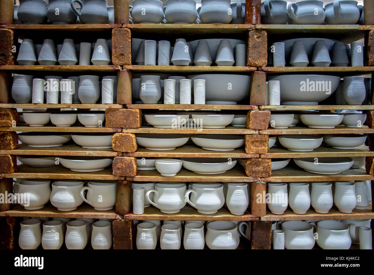 La memorizzazione di fatti a mano tradizionali tazze di argilla in un ceramiche, Creta, Grecia Foto Stock