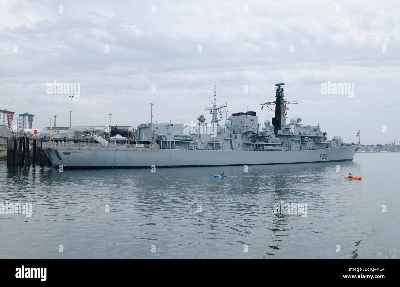 Plymouth Sound e cantieri Dock home di alcune nostre Royal Navy navi, casa di dove il Mayflower salpare. Foto Stock