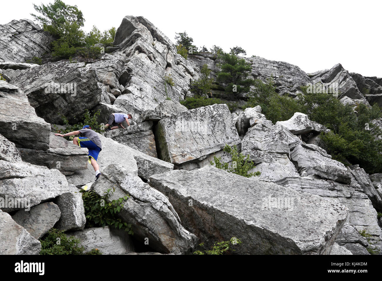 Gli escursionisti di scrambling bonticou roccioso, mohonk preservare, New Paltz, NY, Stati Uniti d'America Foto Stock