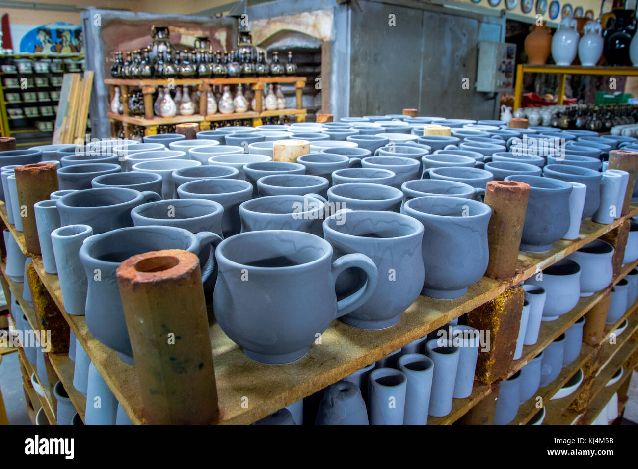 La memorizzazione di fatti a mano tradizionali tazze di argilla in un ceramiche, Creta, Grecia Foto Stock