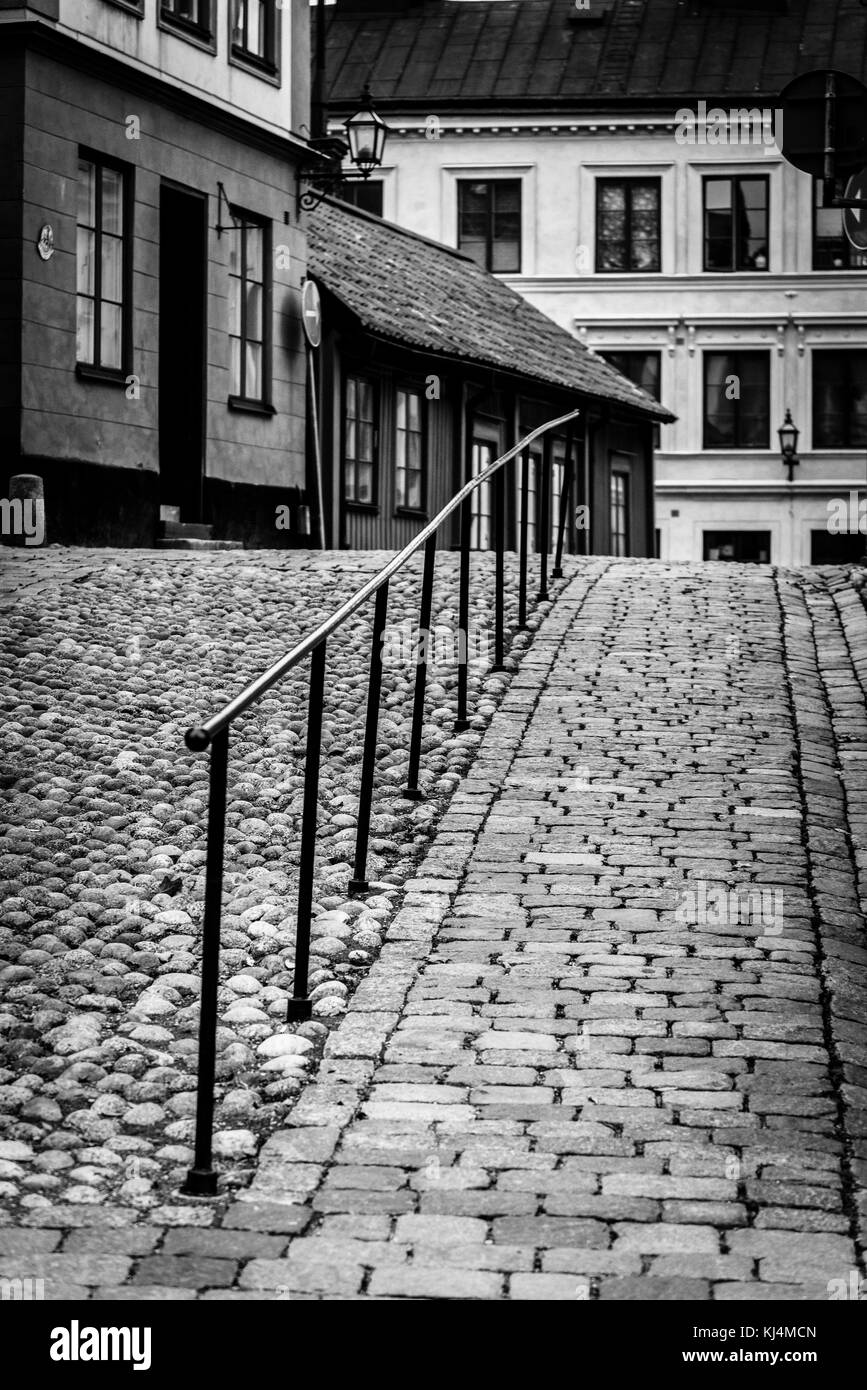 Acciottolata strada collinare con case tradizionali in Sodermalm, Stoccolma, Svezia Foto Stock