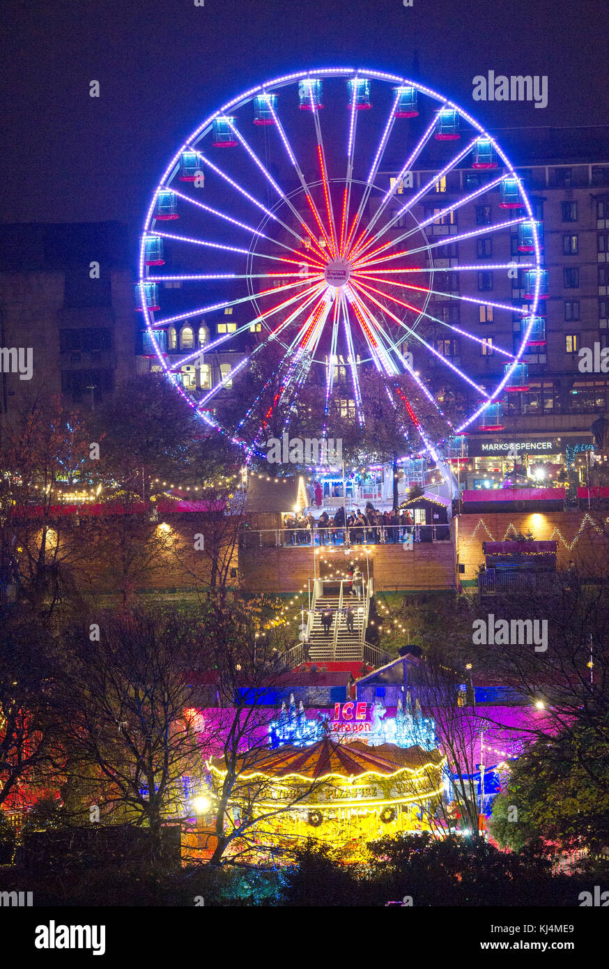 Edimburgo Natale; la ruota panoramica Ferris e altri divertimenti in Princes Street Gardens, Edimburgo. Foto Stock