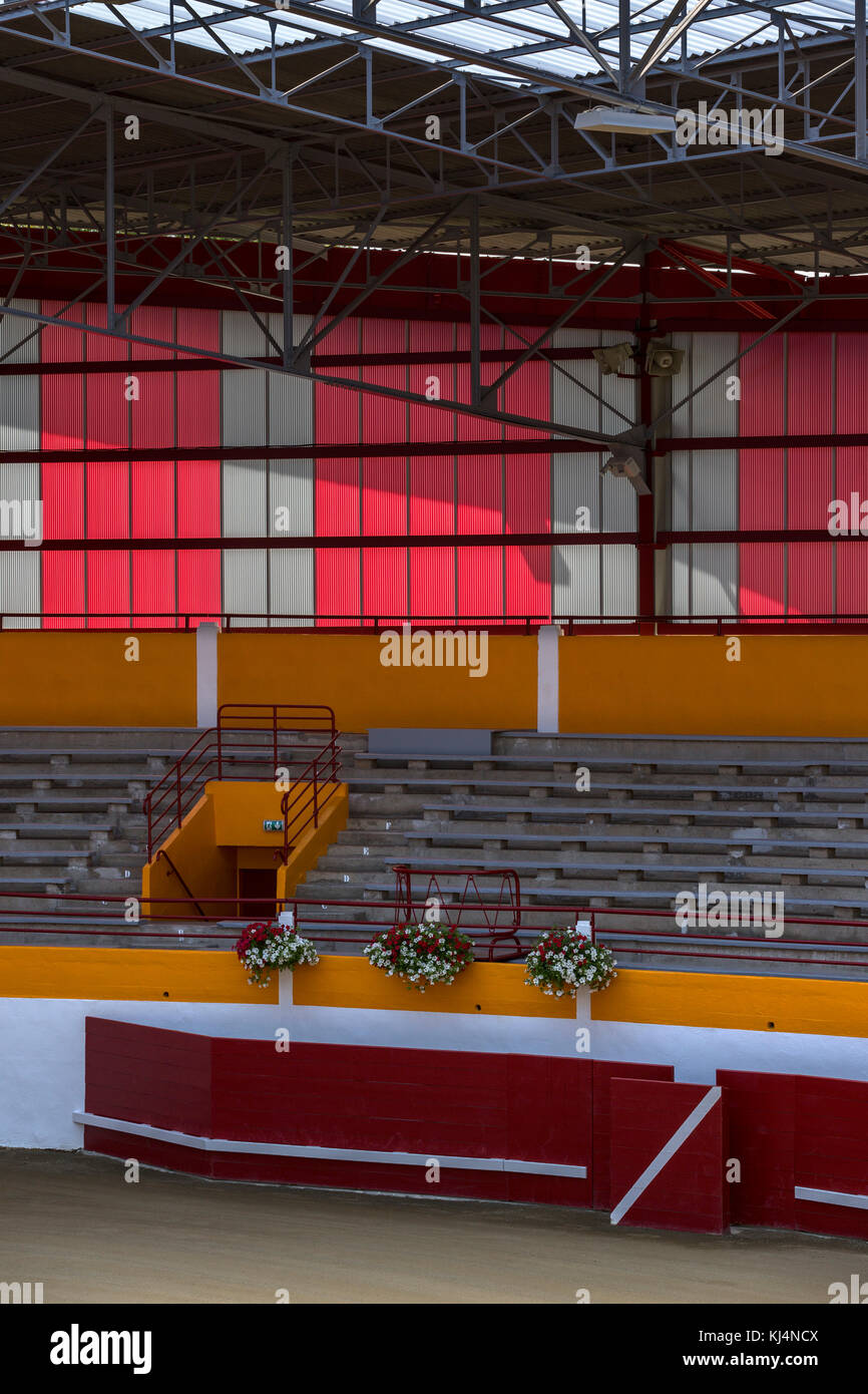 Una vista interna del rinnovato recentemente Pomarez Arena (40360) (Landes (40), Nouvelle-Aquitaine, Francia). Foto Stock