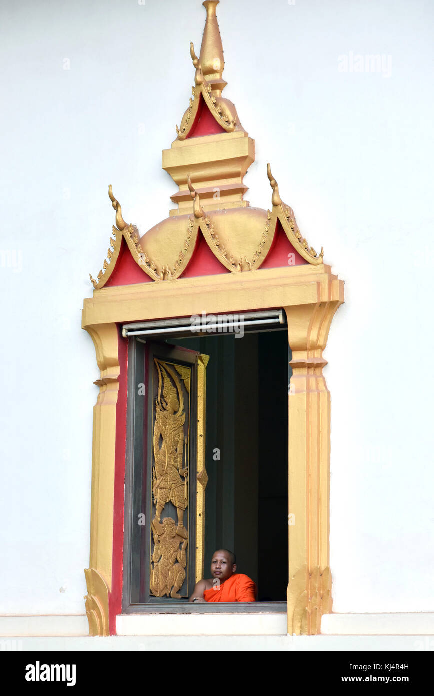 Monaco buddista in corrispondenza della finestra di un tempio Vientiane , Laos Foto Stock