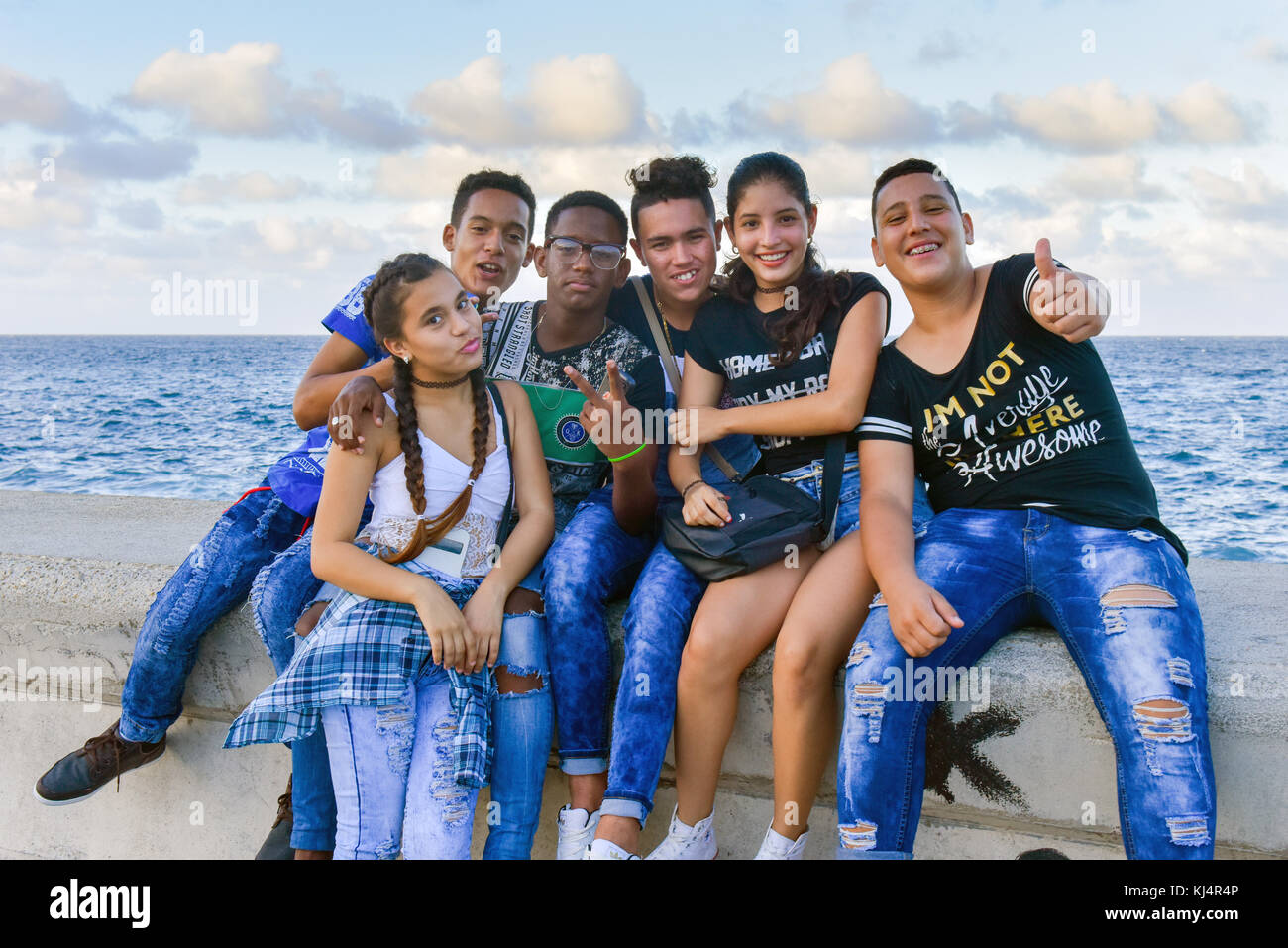 Giovani cubani, Malecon Havana Cuba Foto Stock