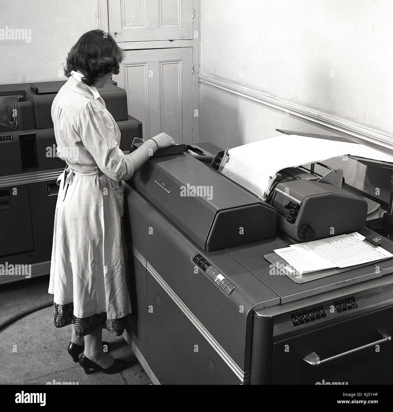 Degli anni Cinquanta, storico, femmina a chi lavora in ufficio utilizzando  un IBM 402 macchina contabile. Questa grande inizio computer leggere schede  perforate, schede dati e fu il principale sistema di memorizzazione