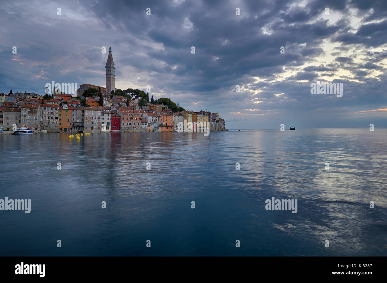 Rovigno. splendida e romantica città vecchia di rovin durante il tramonto,penisola istriana,croazia,l'Europa. Foto Stock