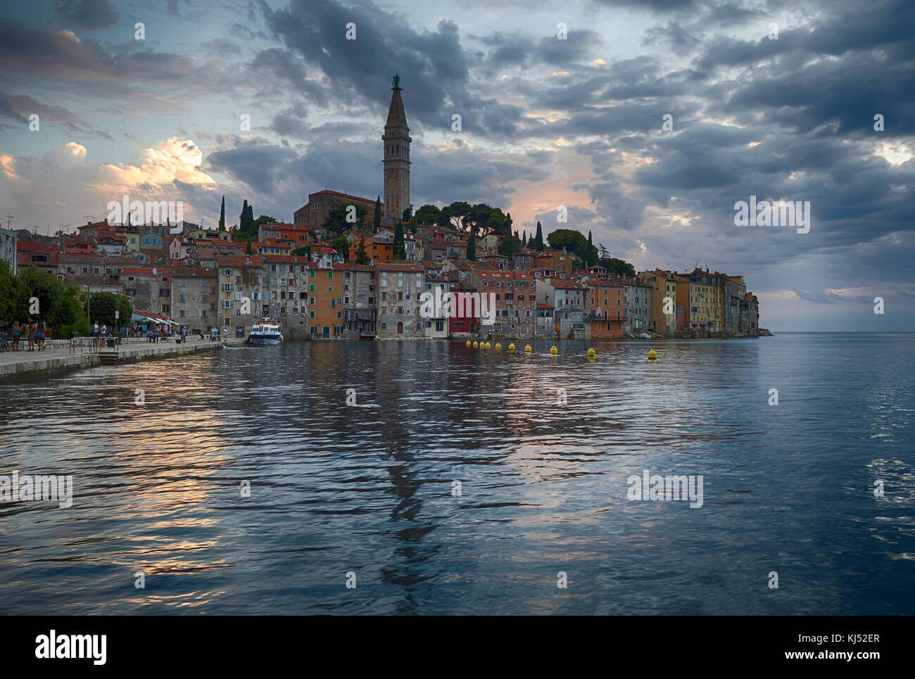 Rovigno. splendida e romantica città vecchia di rovin durante il tramonto,penisola istriana,croazia,l'Europa. Foto Stock