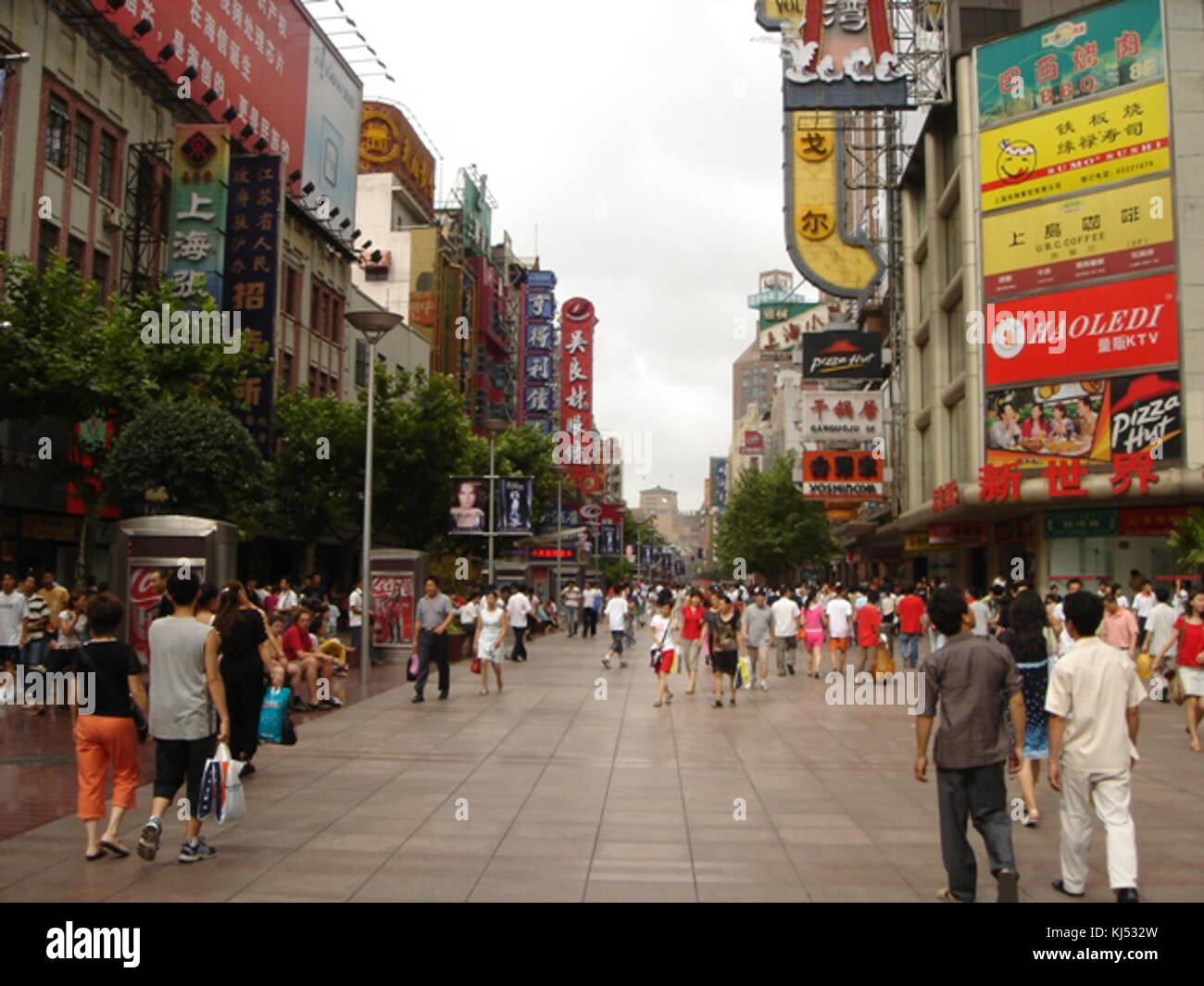 Nanjing East Street a Shanghai è una vivace area commerciale conosciuta per il suo mix di moderni centri commerciali, architettura storica e vibrante attività pedonale. E' una delle strade piu' famose della Cina, attraendo sia la gente del posto che i turisti per lo shopping, i ristoranti e le visite turistiche. Foto Stock