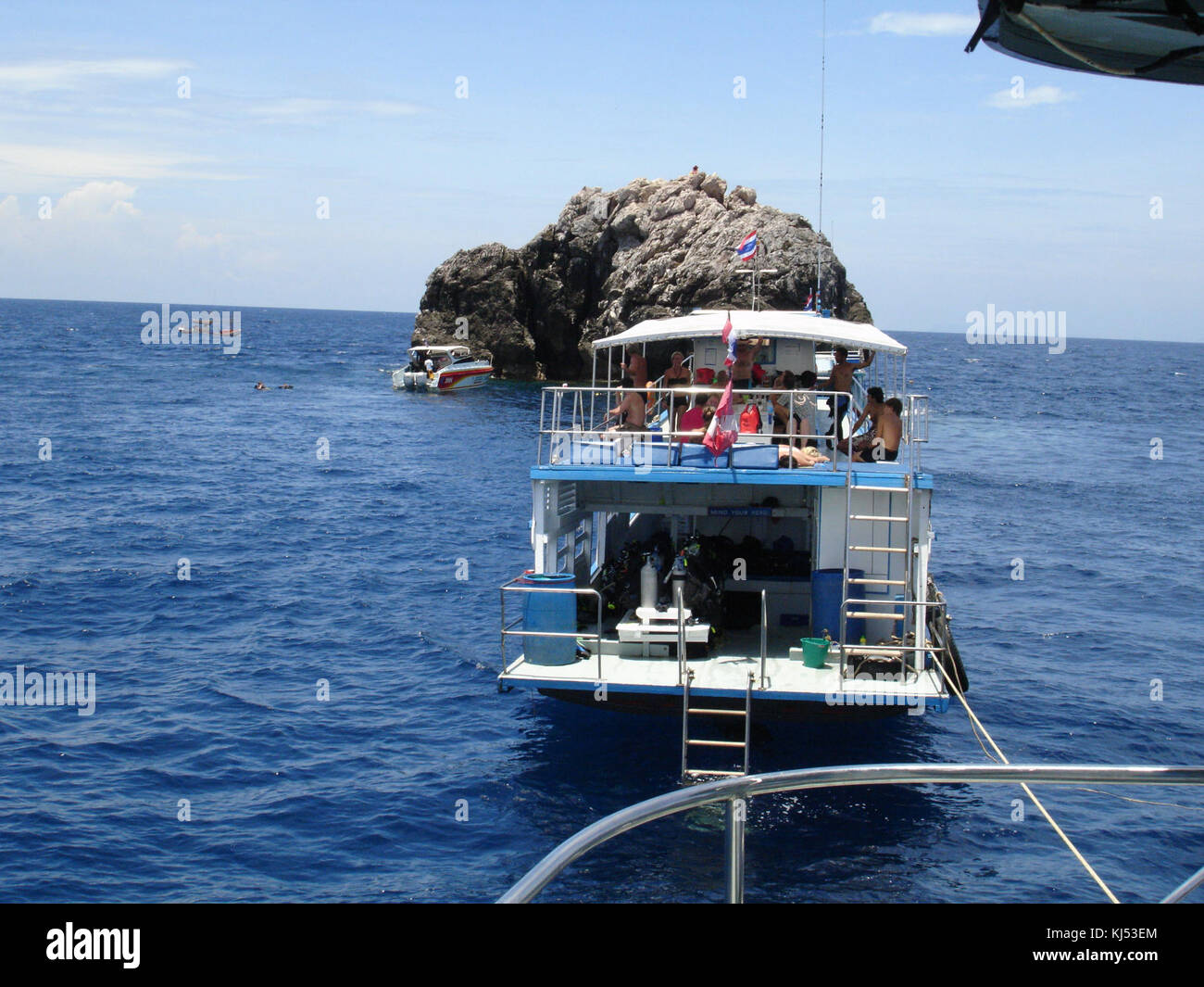 Questa fotografia cattura un momento di un viaggio subacqueo a Sail Rock a Ko Tao, Thailandia, il 28 agosto 2006. La posizione e' conosciuta per la sua variegata vita marina e le vibranti barriere coralline, offrendo un'esperienza eccezionale per i subacquei e gli appassionati subacquei. Foto Stock