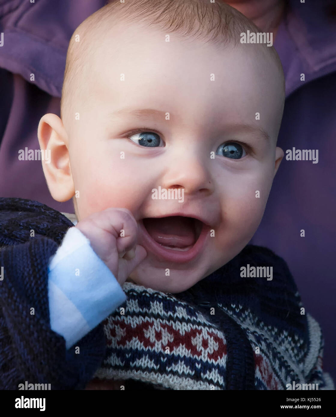 Baby boy, circa sei mesi di età, ridendo felicemente in close-up Modello rilasciato Foto Stock