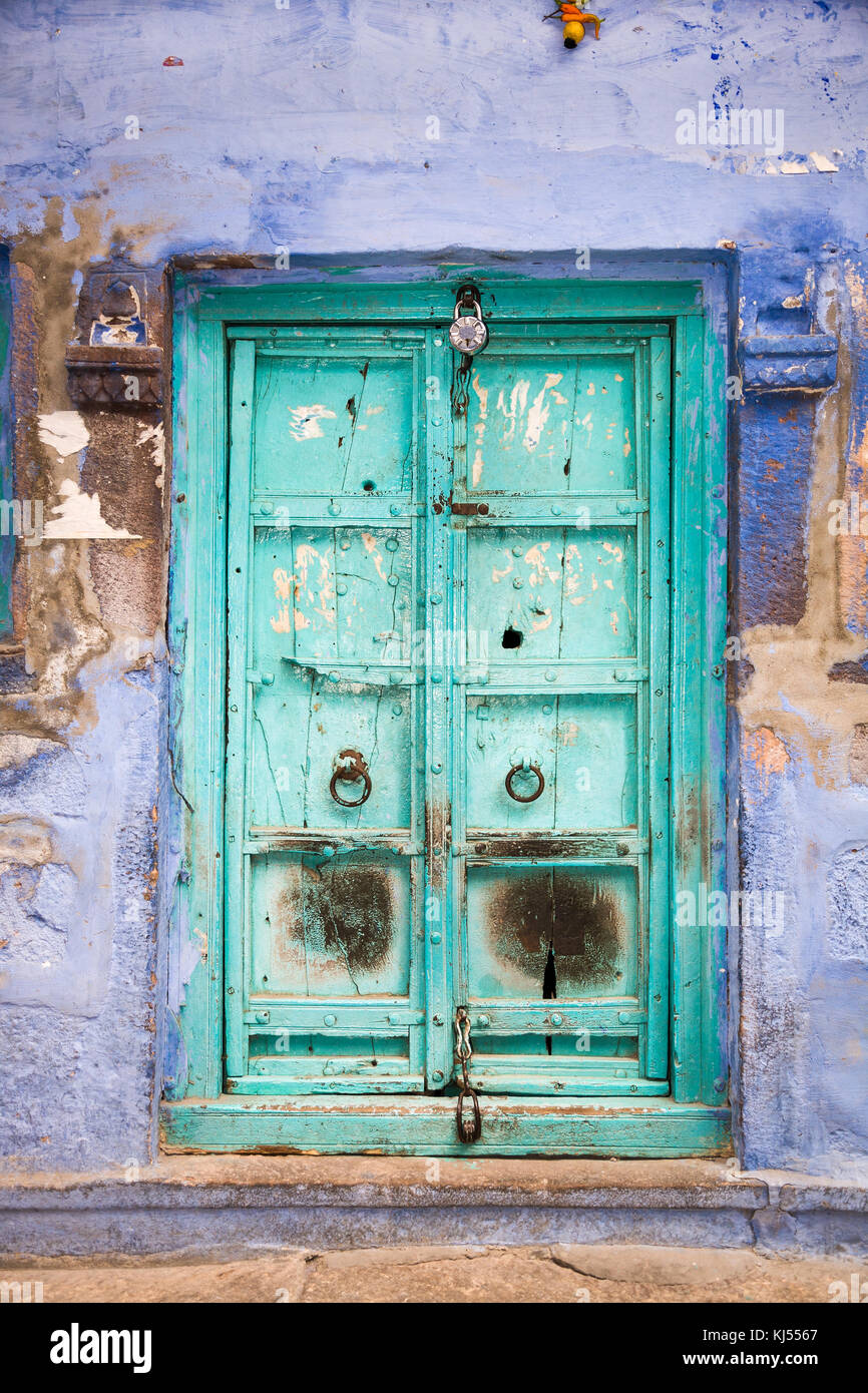 Una tipica porta colorata in una casa blu del centro della città blu di Jodhpur nel Rajasthan, India Foto Stock