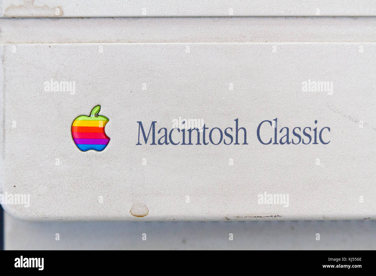 Logo Apple colorato su computer Macintosh Classic. Foto Stock