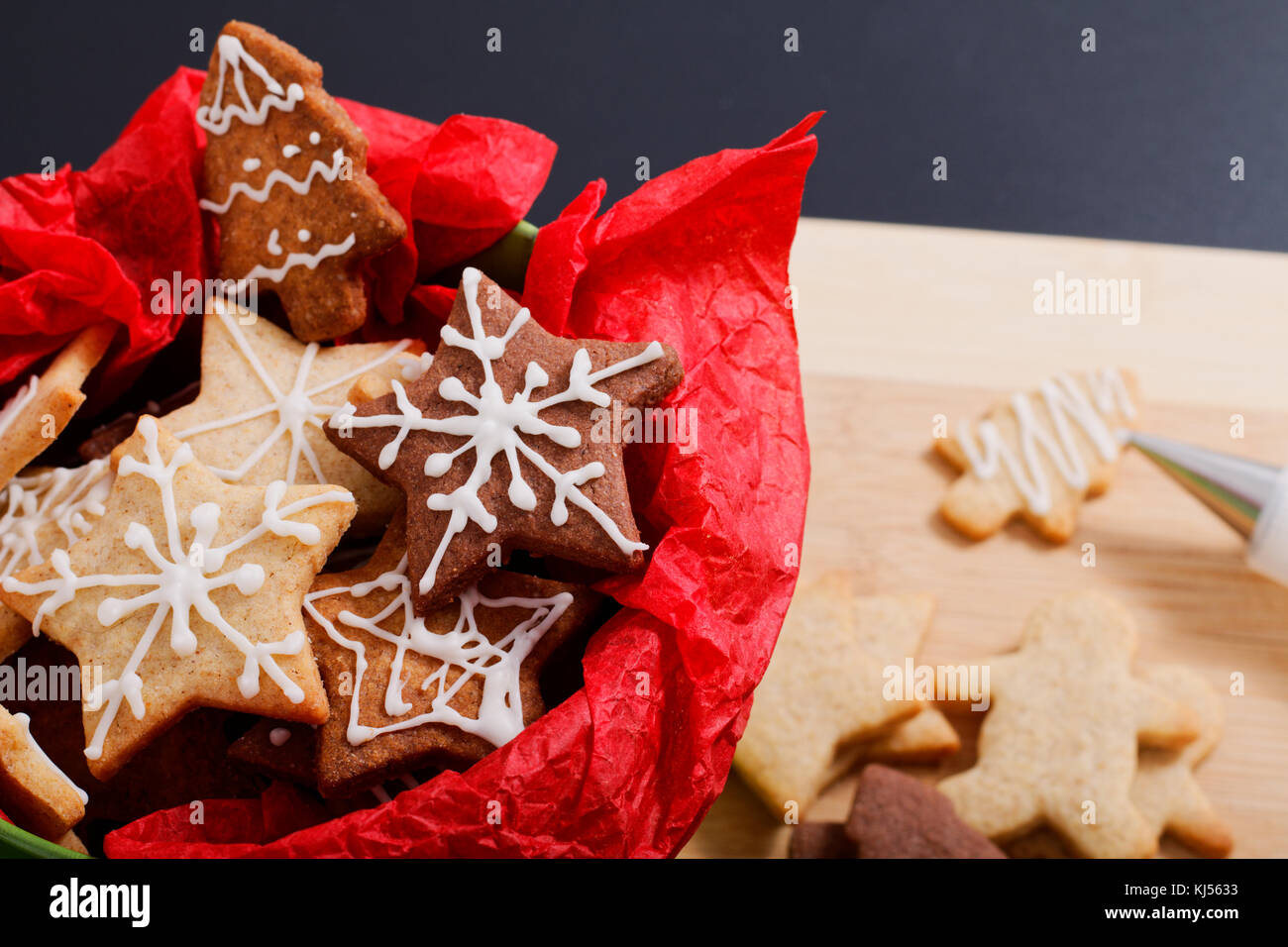 Idea fai da te nuovo anno e regalo di Natale concept biscotti di zucchero burro con decorazione a glassa reale in secchio verde con spazio copia Foto Stock