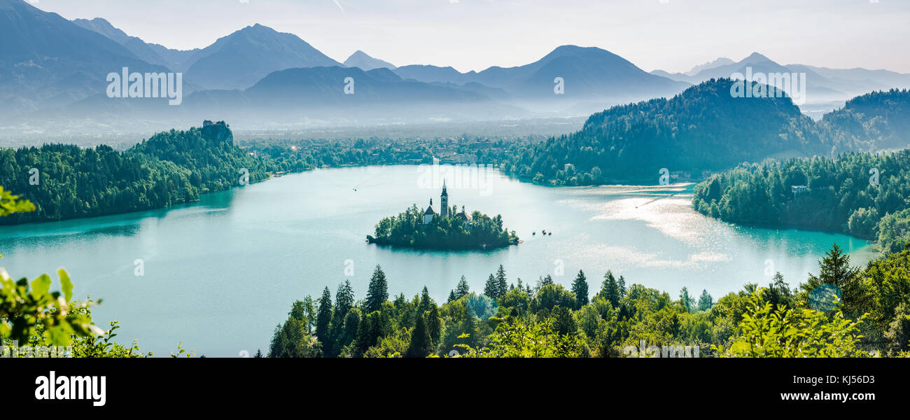 Cucito panoramica immagine del lago di Bled in Slovenia nelle Alpi Giulie. Foto Stock