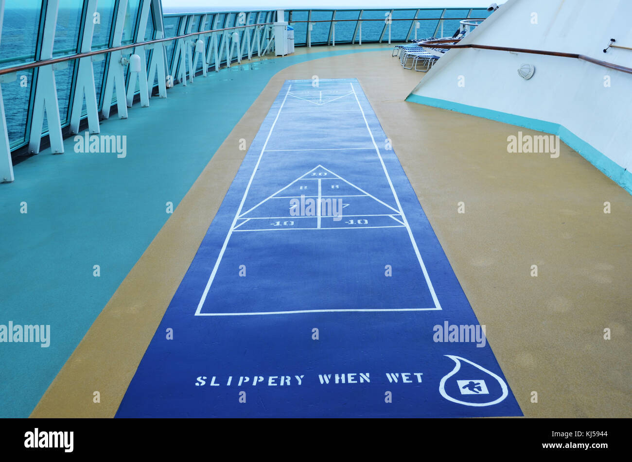 Shuffleboard gioco sul ponte della nave da crociera Foto Stock