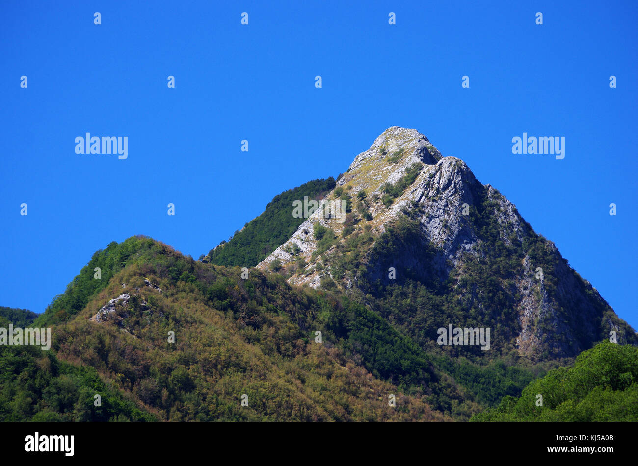 Mountain top senza alberi dove si può vedere la pietra scolpita dalle intemperie Foto Stock