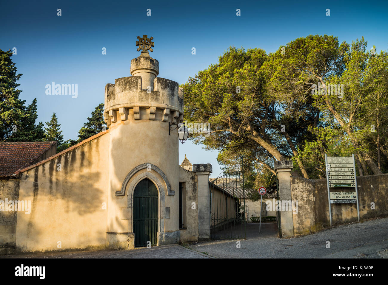 Abbazia di Saint Michel de Frigolet, La montagnette, Bouches-du-Rhône, Provence-Alpes-Côte d'Azur, in Francia meridionale, in Francia, in Europa. Foto Stock