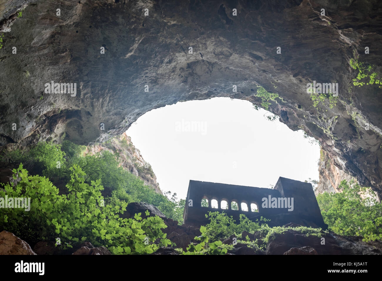 Vista della Vergine Maria la chiesa costruita da st. Paulus dall'interno della grotta della voragine di cielo nel quartiere silifke.mersin turchia Foto Stock