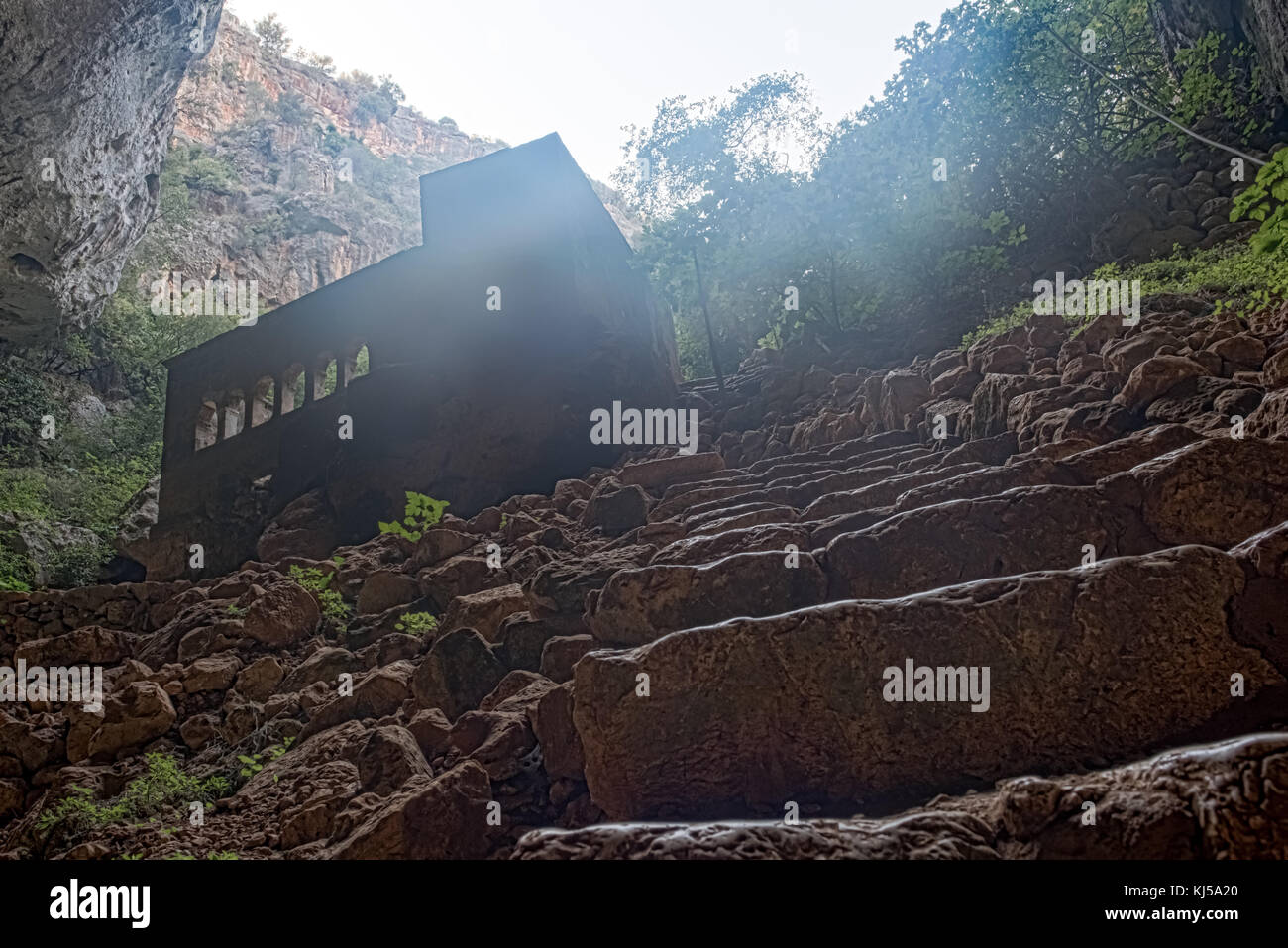 Vista della Vergine Maria la chiesa costruita da st. Paulus dall'interno della grotta della voragine di cielo nel quartiere silifke.mersin turchia Foto Stock