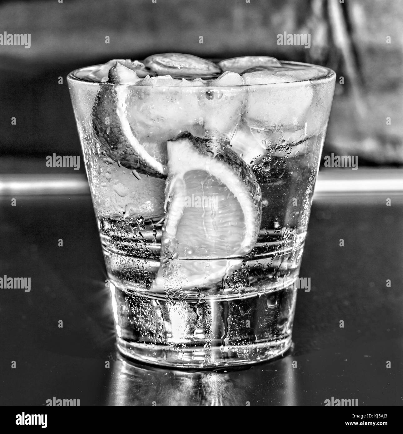 Cocktail mojito su sfondo scuro. con ghiaccio e limone. close up. Foto Stock