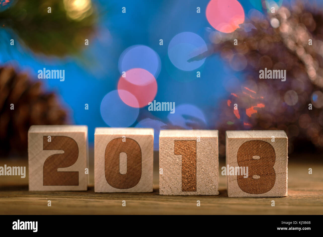 Scheda di natale. finito di progettazione del nuovo anno saluti. a cubetti con un'iscrizione 2018. idea creativa. Foto Stock