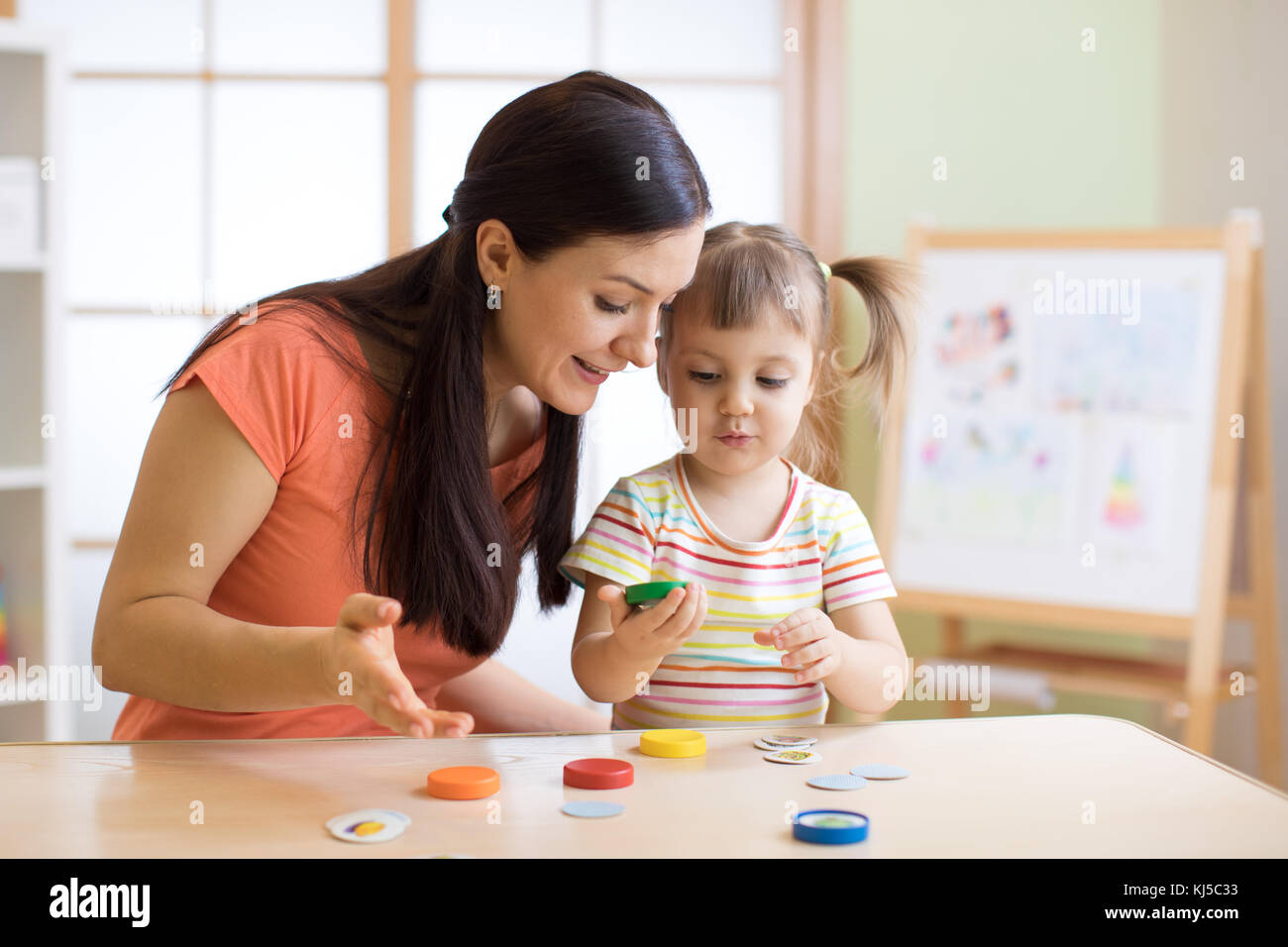 Gioco madre con bambino figlia Foto Stock