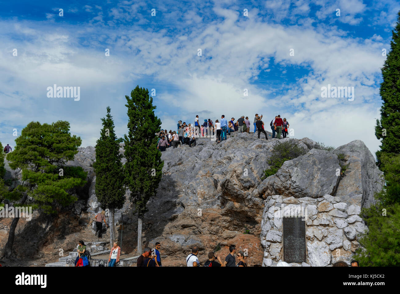 Atene, Grecia Collina Areopago - Vista del Colle Marte. Antica roccia greca della Corte Suprema con i visitatori. Foto Stock