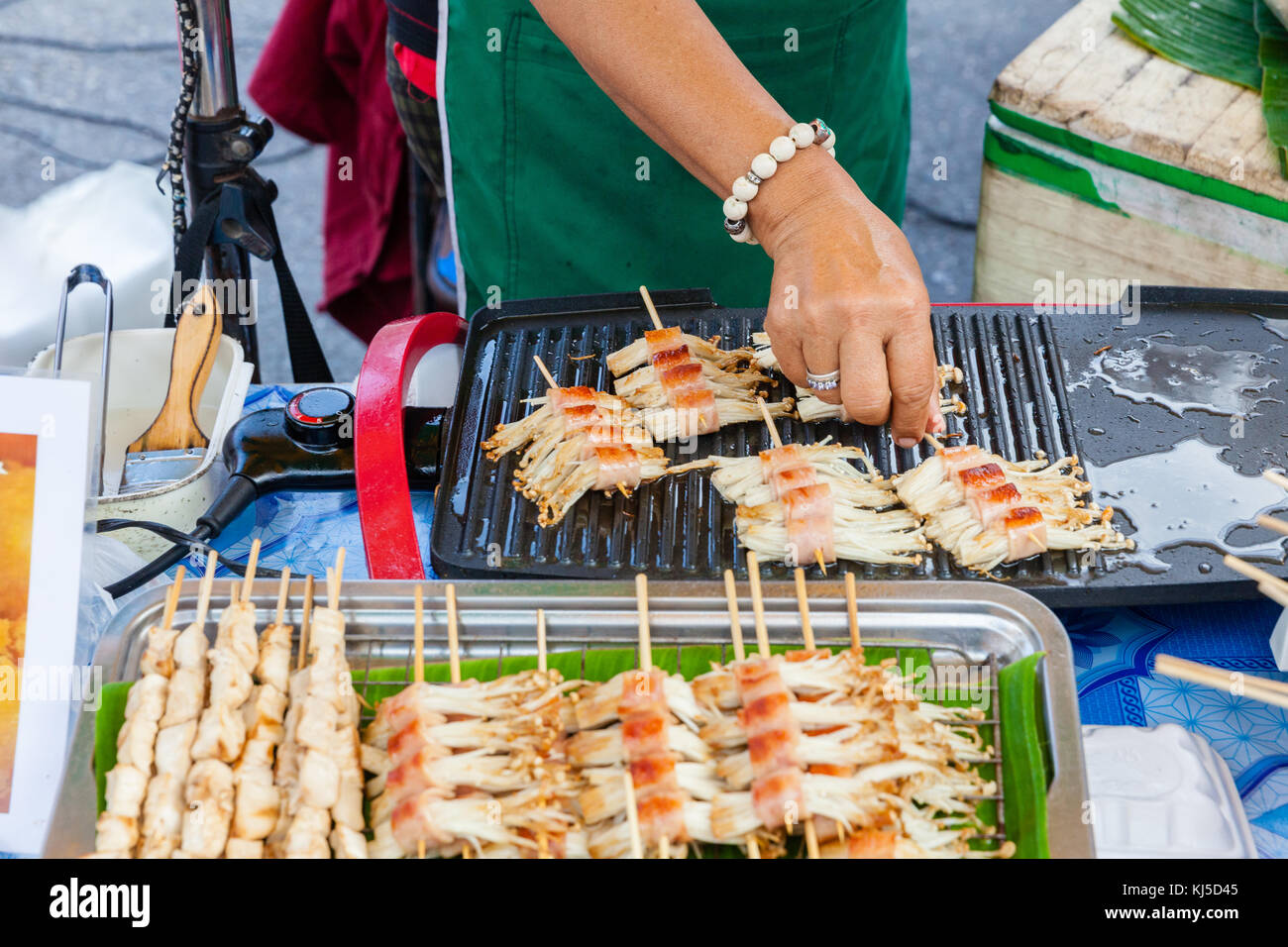 Chiang Mai, Thailandia - 21 agosto: fornitore di cibo cuochi presso il mercato della domenica (walking street) il 21 agosto 2016 a Chiang Mai, Thailandia. Foto Stock