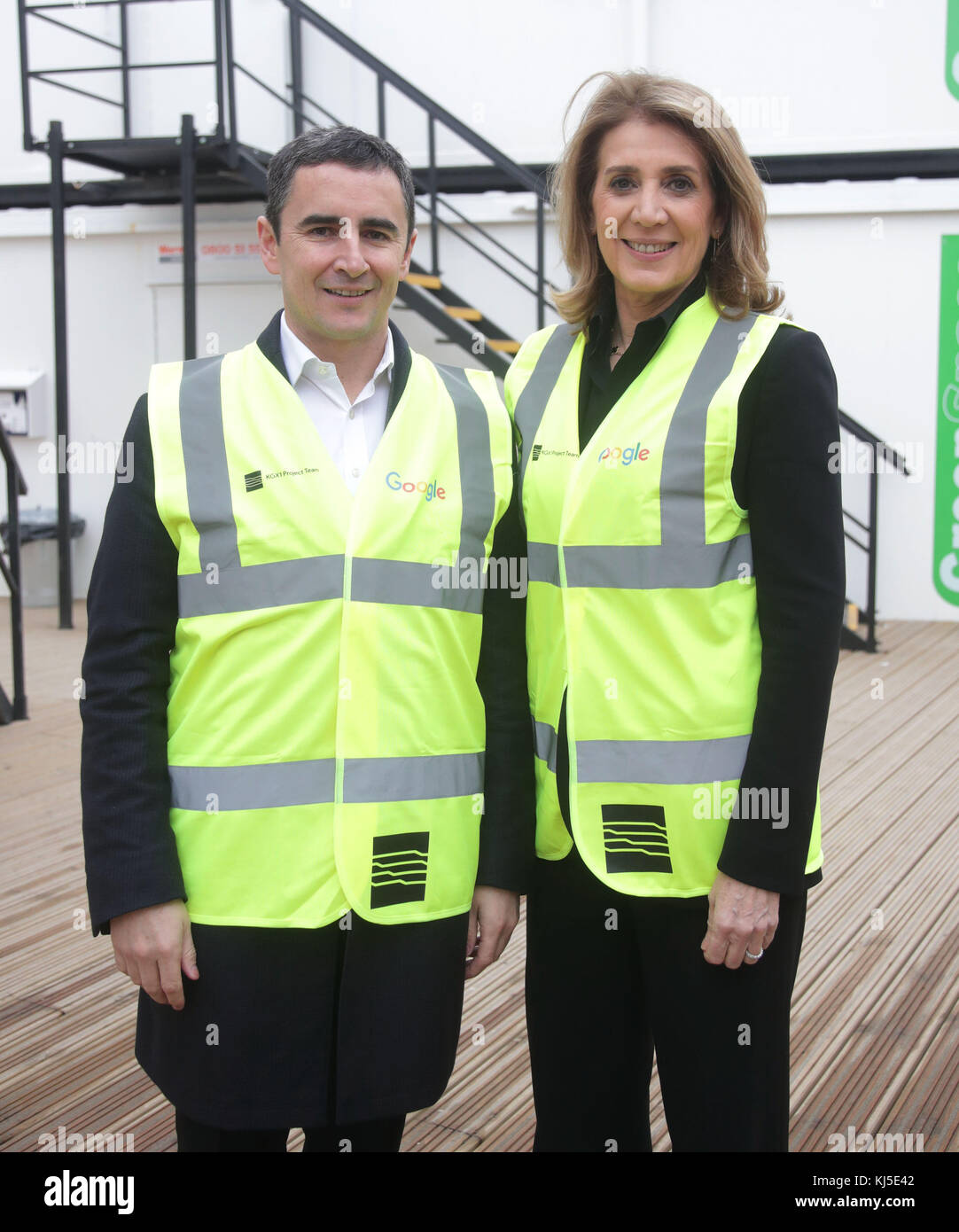 Embargo al 1600 martedì 21 novembre Chief Financial Officer presso Google Ruth Porat (a destra) e UK MD di Google Ronan Harris dopo aver partecipato a una cerimonia rivoluzionaria per il Google Campus a Kings Cross nel nord di Londra. Foto Stock