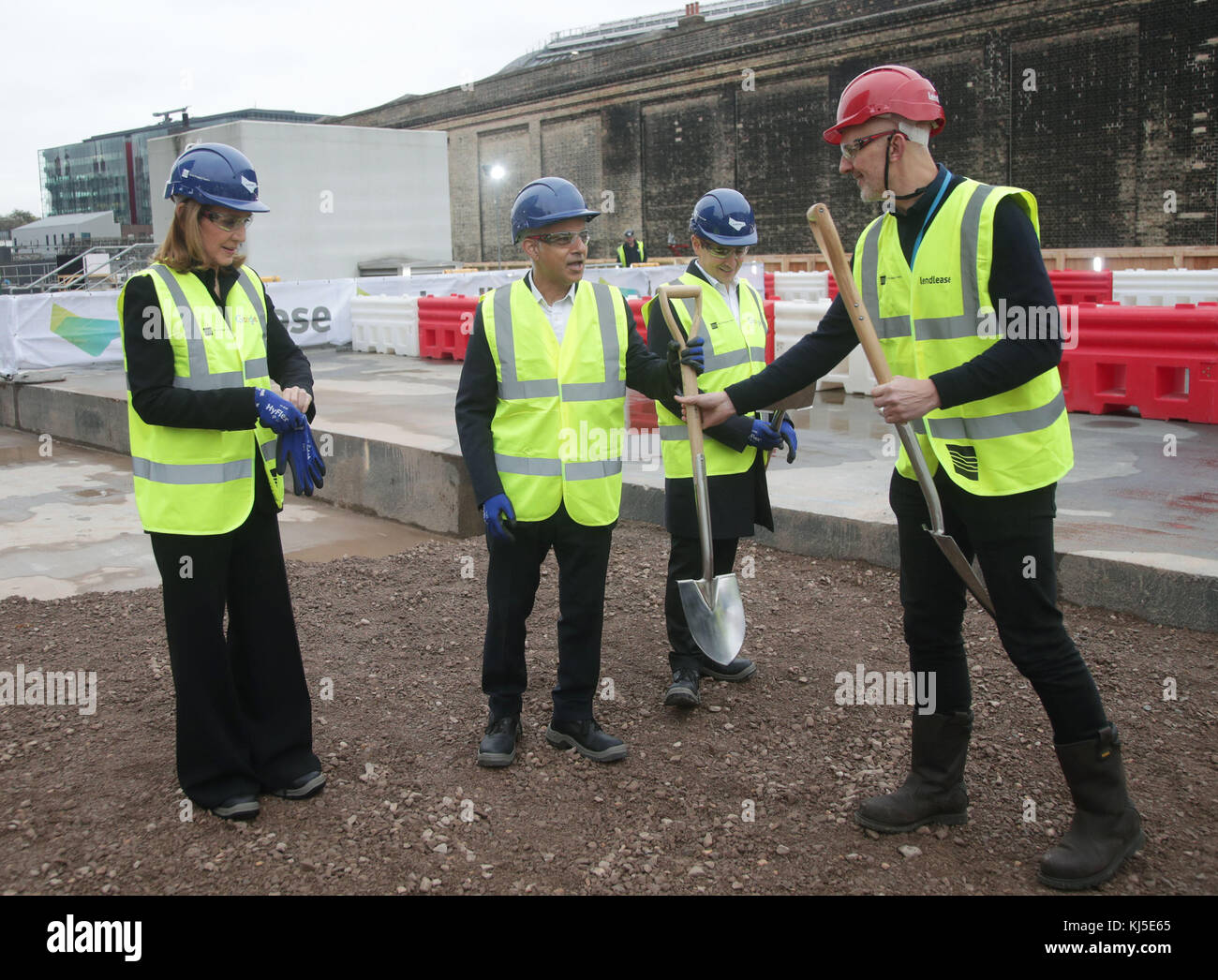 Chief Financial Officer di Google Ruth Porat (a sinistra), Sindaco di Londra Sadiq Khan (al centro) e MD britannico di Google Ronan Harris (a destra) partecipano a una cerimonia rivoluzionaria per il campus di Google a Kings Cross, a nord di Londra. Foto Stock