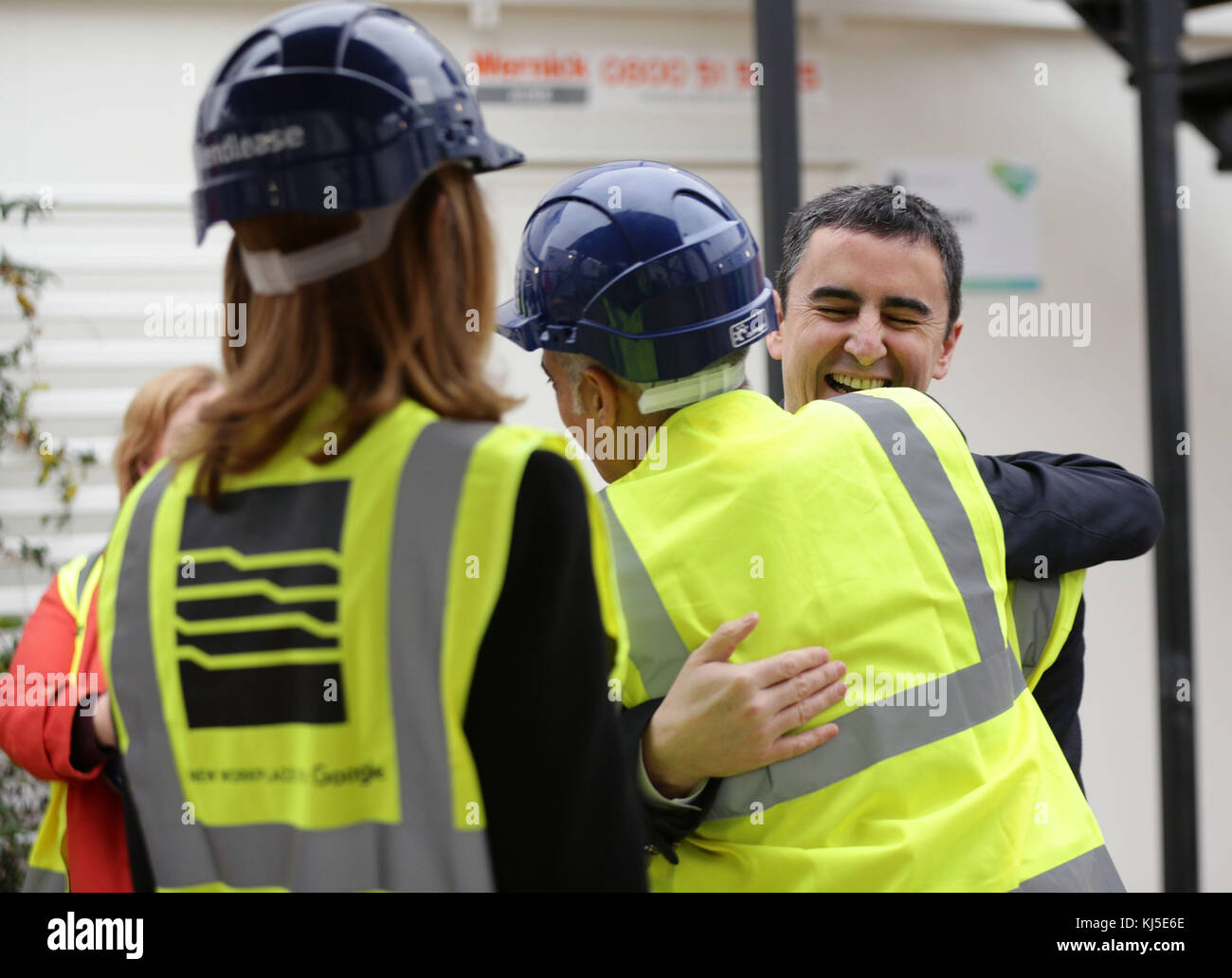 Chief Financial Officer di Google Ruth Porat (a sinistra), guarda come Sindaco di Londra Sadiq Khan (centro) e MD britannico di Google Ronan Harris abbraccio dopo aver partecipato a una cerimonia rivoluzionaria per il campus di Google a Kings Cross nel nord di Londra. Foto Stock