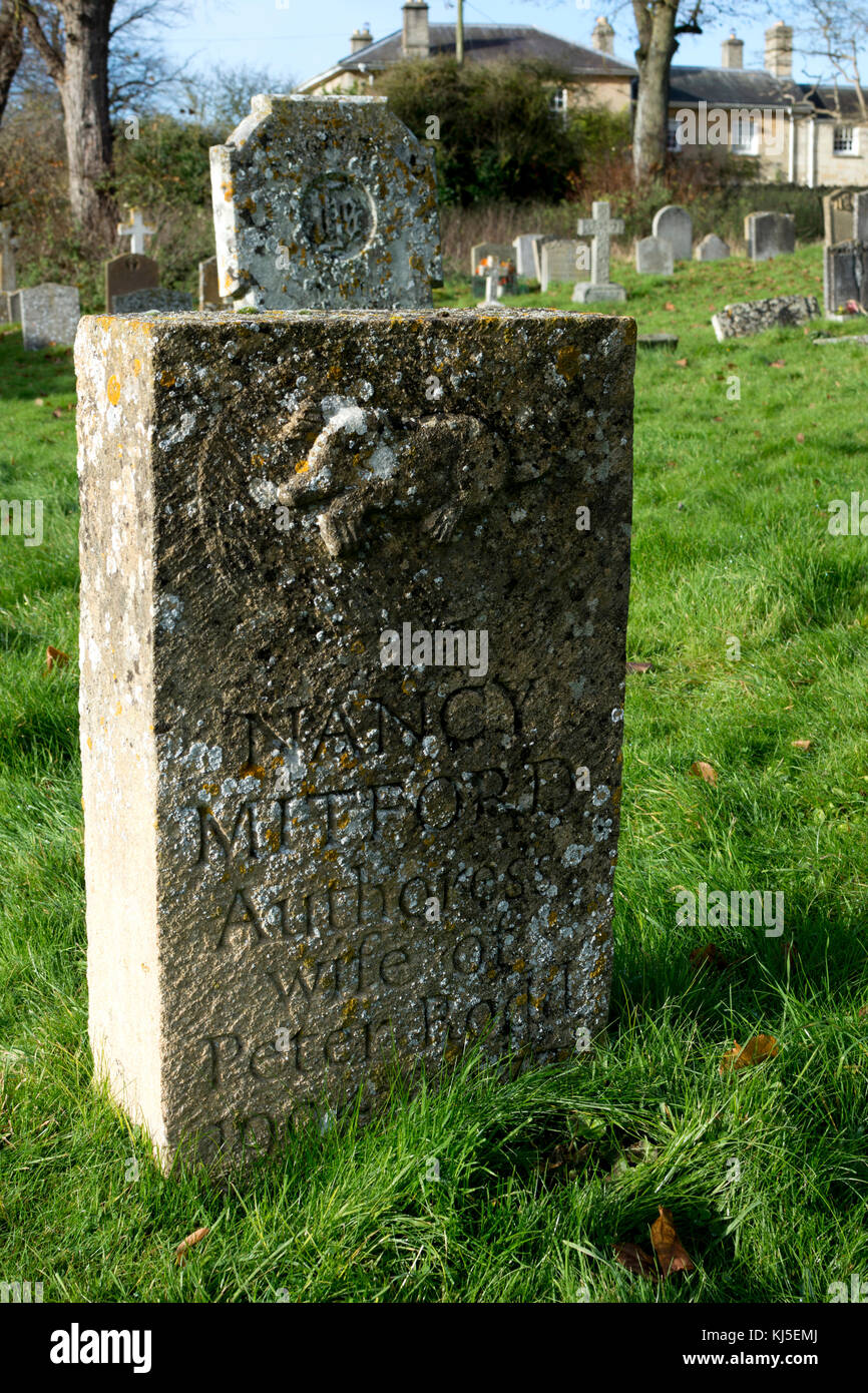 Nancy Mitford grave, St. Mary's sagrato, Swinbrook, Oxfordshire, England, Regno Unito Foto Stock