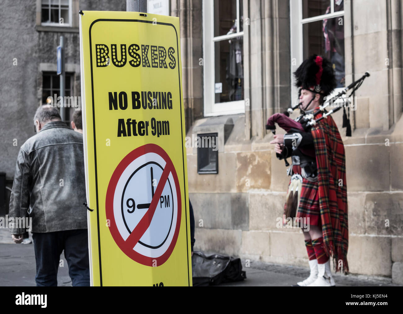 Busker riproduzione di cornamuse sul Royal Mile di Edimburgo, in Scozia, Regno Unito Foto Stock