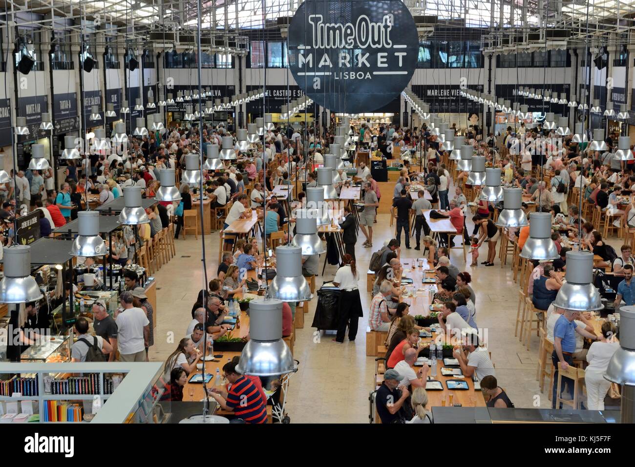 Persone mangiare all'interno del tempo storico fuori mercato food hall Mercado da Riberia Cais do Sodre Lisbona Foto Stock