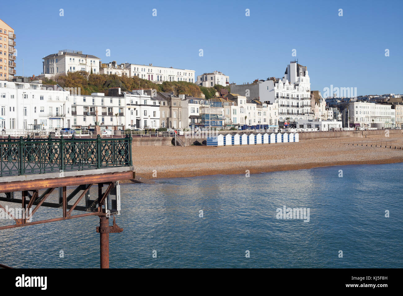 Il lungomare e la spiaggia capanne sulla spiaggia di ciottoli, Hastings, East Sussex, Regno Unito Foto Stock