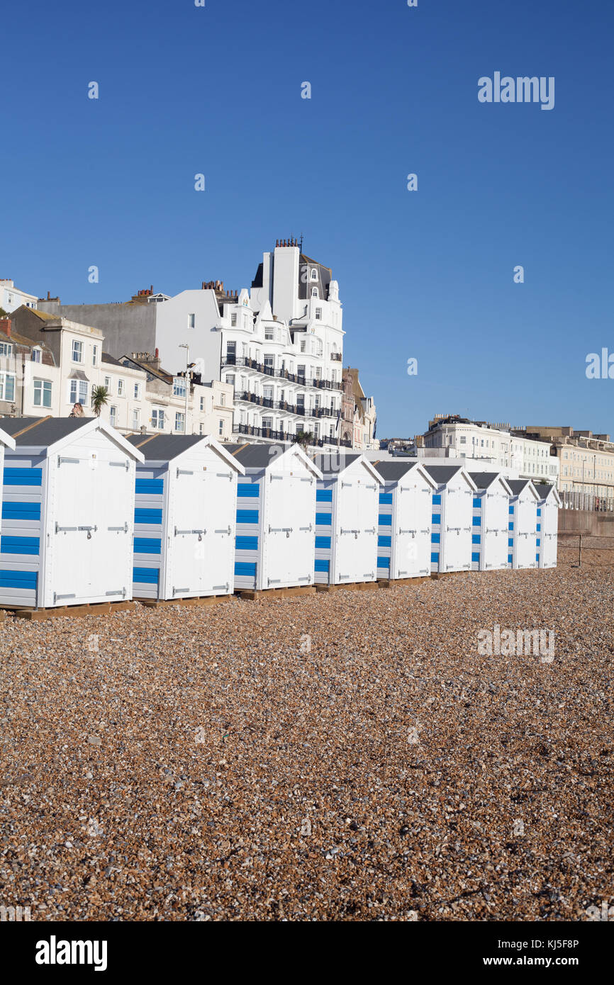 Tipico blu e bianca spiaggia verniciato capanne sulla spiaggia di Hastings, Hastings, East Sussex, England, Regno Unito Foto Stock