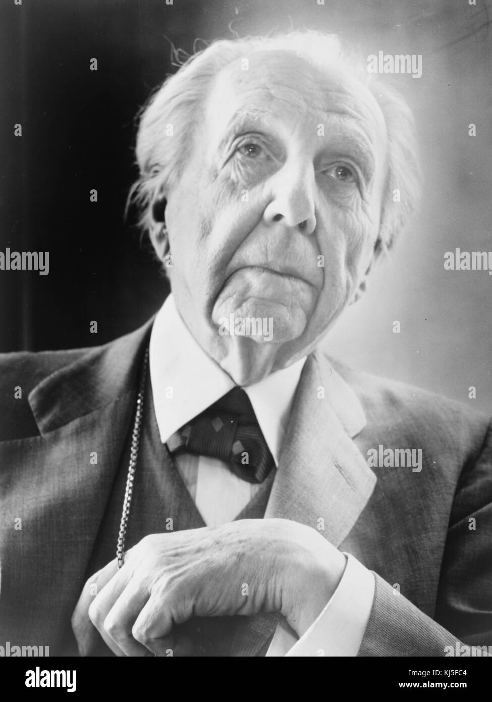 Frank Lloyd Wright (nato Frank Lincoln Wright, Giugno 8, 1867 - Aprile 9, 1959) era un architetto americano, interior designer, scrittore e educatore, che ha progettato più di 1.000 strutture, 532 dei quali sono stati completati. Foto Stock