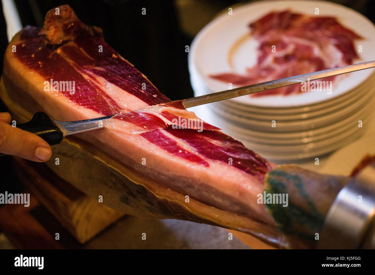 Il carving prosciutto iberico presso il ristorante El Monte, Salamanca, Spagna Foto Stock