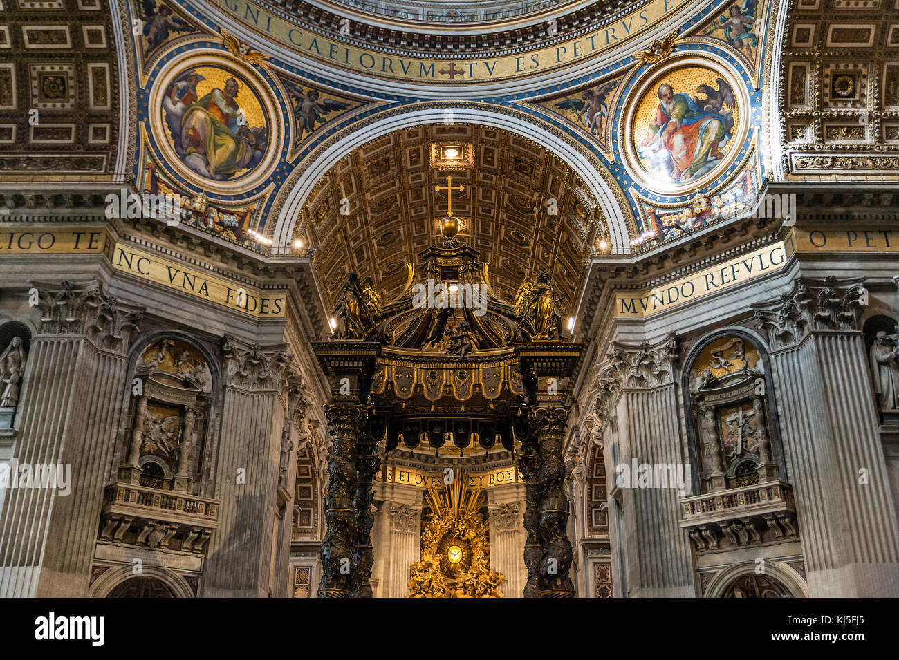 Tettoia barocca, baldacchino e abside Gloria del Bernini, la Basilica di San Pietro e la Città del Vaticano, Roma, Italia. Foto Stock