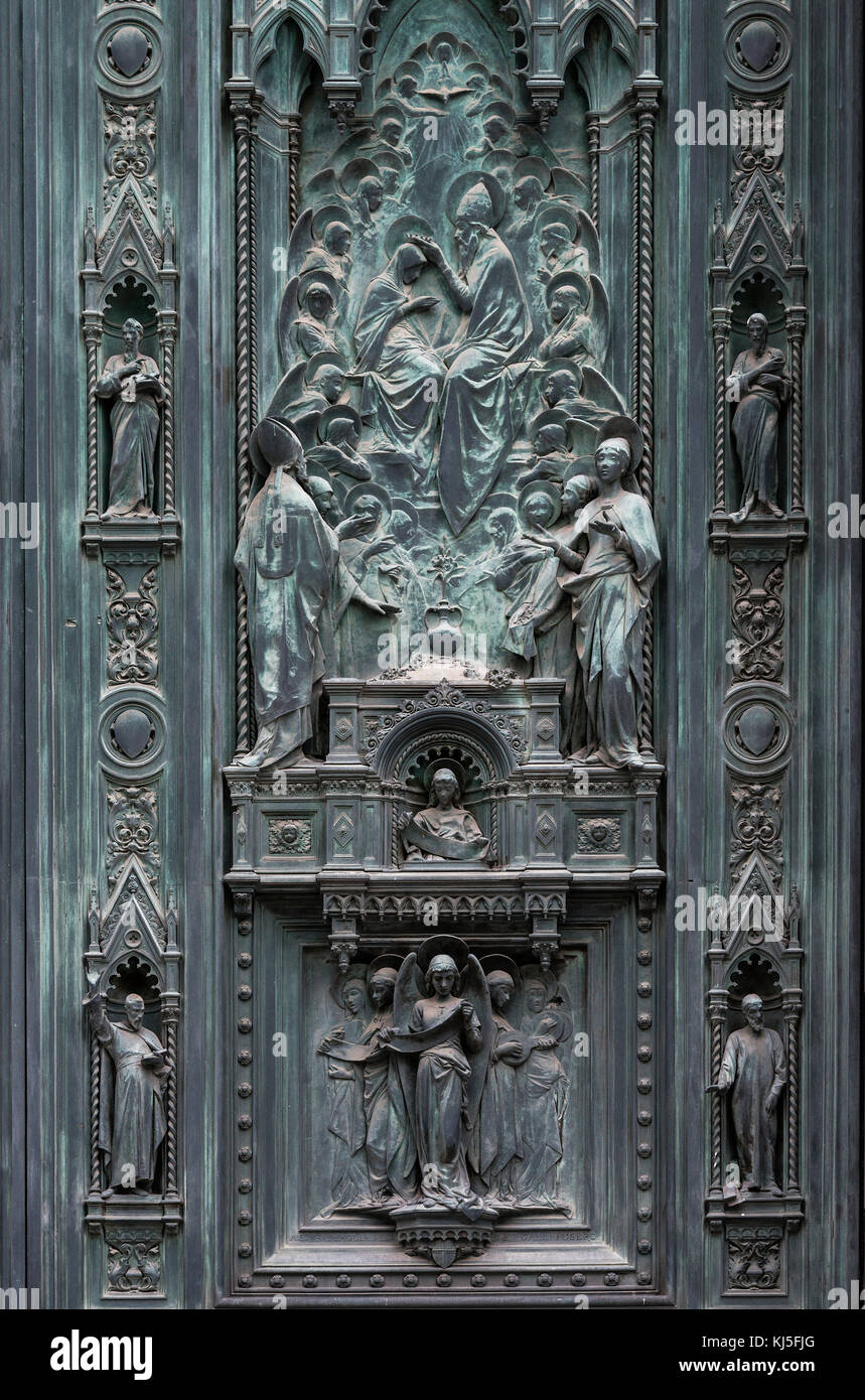 Bronzo portale principale da Augusto Passaglia, Cattedrale di Santa Maria del Fiore, Firenze, Italia Foto Stock