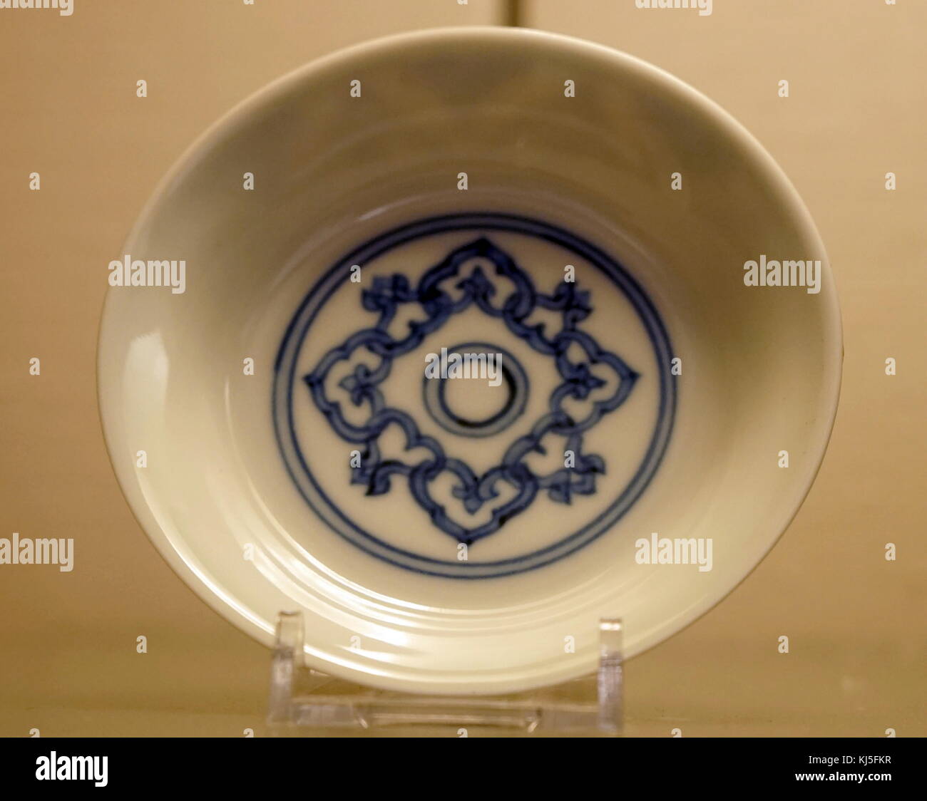 Blu e bianco il piatto con il ruyi capo della dinastia Ming. Datata xv secolo Foto Stock